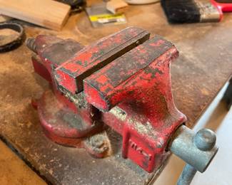 Large 6" bench vise
