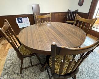 Dining room table with 6 chairs and 4 extra leaves