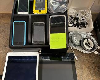 Vintage Apple Tech, IPhone 11, iPads