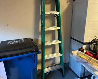 R5 - $50. Werner 6' Fiberglass Ladder. Model FS206. 