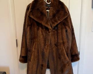 R60 - $60. Jones New York Size Medium Faux Fur Jacket. 