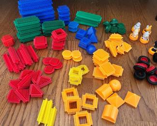 R23 - $20. Battat Bristle Blocks with Family & Farm Animals in storage case. 