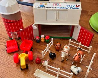 R24 - $25. Vintage Fisher Price Little People Farm Set (silo is not in great condition). 
