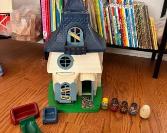 R22 - $50. Vintage 1976 Hasbro Halloween Weebles Haunted House. Includes 5 people & 3 furniture pieces. 