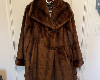 R60 - $60. Jones New York Size Medium Faux Fur Jacket. 