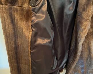 R60 - $60. Jones New York Size Medium Faux Fur Jacket. 