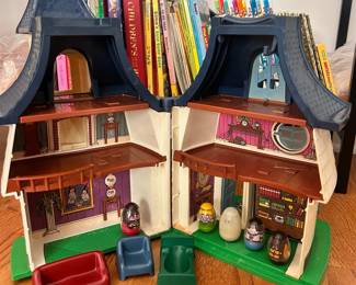 R22 - $50. Vintage 1976 Hasbro Halloween Weebles Haunted House. Includes 5 people & 3 furniture pieces. 