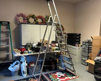 R4 - $140. Frontgate 7 Step Ladder. 