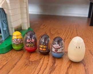 R22 - $50. Vintage 1976 Hasbro Halloween Weebles Haunted House. Includes 5 people & 3 furniture pieces. 