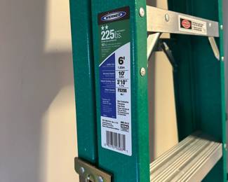 R5 - $50. Werner 6' Fiberglass Ladder. Model FS206. 