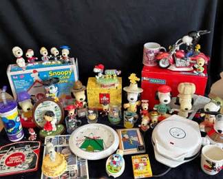Huge Lot Peanuts Charlie Brown Snoopy Collectible Glasses, Figures More