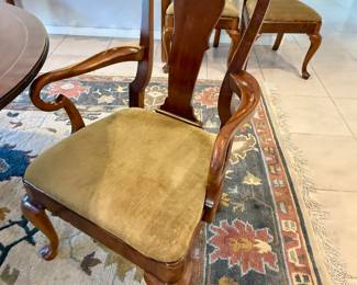 A set of 8 Henredon Queen Anne style dinning chairs. 