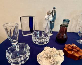 Various decorative objects, including Orrefors, Murano, Lladro etc…