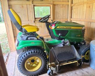 John Deere X-738 Lawn Tractor w/front blade