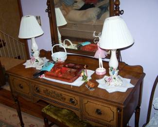 1930s VANITY & BANCH, PAIR OF LAMPS & SMALLS