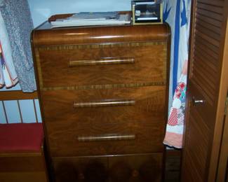 DECO WATERFALL CHEST
