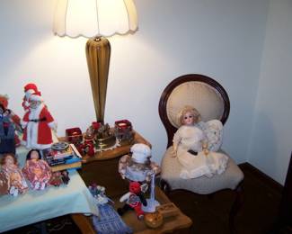 DOLLS & VICTORIAN-STYLE CHAIR, SMOKE GLASS LAMP