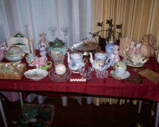 TABLE OF HAND-PAINTED ITEMS & GLASSWARE