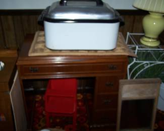 TURKEY ROASTER & CABINET SEWING MACHINE