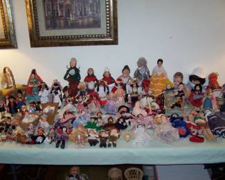 TABLE OF DOLLS