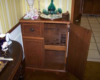 MAHOGANY LIQUOR CABINET