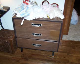 SMALL CHEST & DOLLS