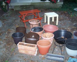 PLANTERS & KIDS' PICNIC TABLE