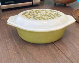 Pyrex Verde 1-1/2 Quart Lidded Casserole Dish