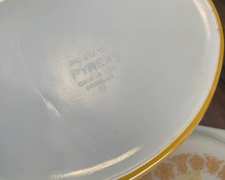 Pyrex Sunflower Yellow 2-1/2 Quart Casserole Dish