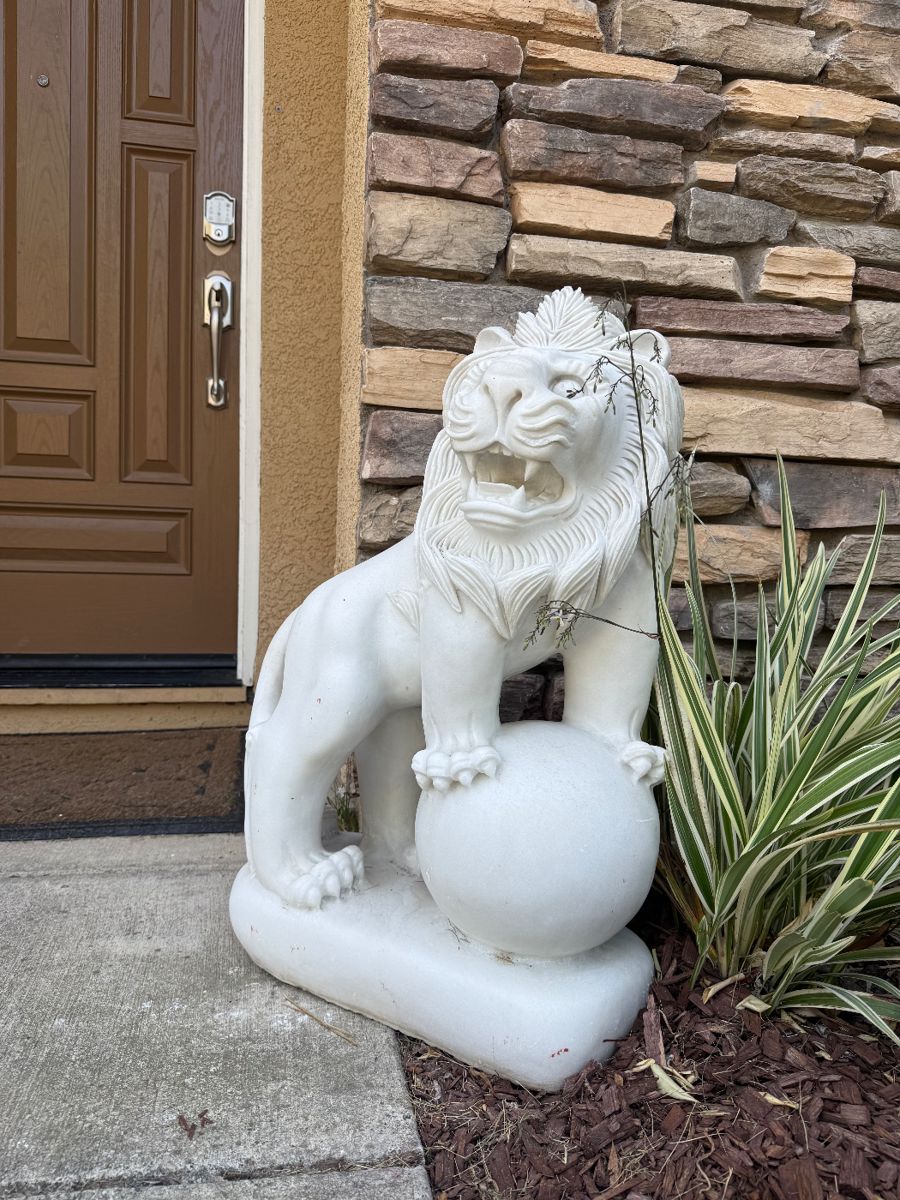Marble carved lion statue 