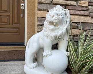 Marble carved lion statue 