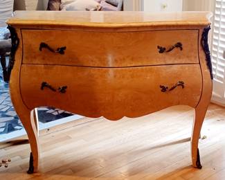 Lovely Commode