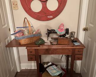Antique Singer sewing machine- works