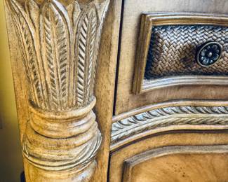 Tommy Bahama–Style Queen Bedroom Set
Elegant tropical design featuring carved pineapple and palm leaf motifs. Includes queen headboard, footboard, and side rails, plus two marble-top nightstands and a matching chifferobe. Beautiful craftsmanship and coastal island flair — excellent condition.