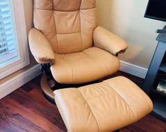 Stressless Beige Leather Reclining Chair
High-end genuine leather recliner by Stressless. Soft beige tone, smooth reclining action, and exceptional comfort. Excellent condition — premium Scandinavian craftsmanship and timeless style.