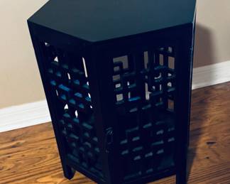 Black Hexagon Side Table / Drink Table – Solid Wood
Stylish geometric design with decorative cutout sides. Solid wood construction in a sleek black finish. Perfect as an accent or drink table — sturdy, modern, and in excellent condition.