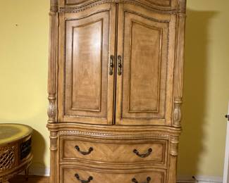 Tommy Bahama–Style Queen Bedroom Set
Elegant tropical design featuring carved pineapple and palm leaf motifs. Includes queen headboard, footboard, and side rails, plus two marble-top nightstands and a matching chifferobe. Beautiful craftsmanship and coastal island flair — excellent condition.