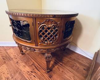 Hollywood Regency Rococo-Style Round Gilt Wood Drum Table
Also known as the French Heritage “Hermans” Table, this stunning piece features ornate Rococo carvings and a rich gilt finish. Round drum design with elegant detailing — a beautiful example of Hollywood Regency glamour and French craftsmanship. Excellent condition, timeless statement piece.