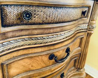 Tommy Bahama–Style Queen Bedroom Set
Elegant tropical design featuring carved pineapple and palm leaf motifs. Includes queen headboard, footboard, and side rails, plus two marble-top nightstands and a matching chifferobe. Beautiful craftsmanship and coastal island flair — excellent condition.