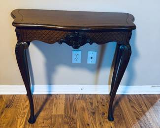 Vintage Mahogany Victorian Tea Table / Entry Foyer Table
Beautiful vintage mahogany table featuring elegant Victorian craftsmanship. Rich wood tones, ornate carved details, and graceful curved legs make it perfect as a tea table, entryway centerpiece, or accent piece in any classic décor.