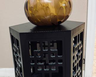 Black Hexagon Side Table / Drink Table – Solid Wood
Stylish geometric design with decorative cutout sides. Solid wood construction in a sleek black finish. Perfect as an accent or drink table — sturdy, modern, and in excellent condition.