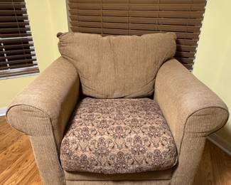 Occasional Plush Accent Chair with Matching Ottoman
Comfortable and stylish accent chair with coordinating ottoman/footstool. Soft plush upholstery, perfect for reading or relaxing. Excellent condition and versatile for any décor.