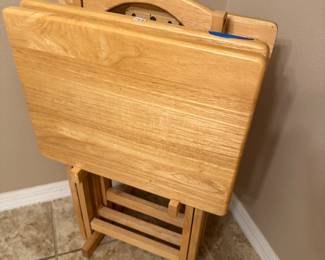 olid Light Wood TV Trays – Set of 3
Beautiful matching solid wood TV trays in a light natural finish.
Each tray is sturdy, folds easily, and stores compactly — perfect for meals, laptops, or entertaining guests.
Details:
Set of 3 matching trays
Solid light wood construction (not veneer)
Excellent, clean condition
Folds for easy storage