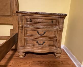Tommy Bahama–Style Queen Bedroom Set
Elegant tropical design featuring carved pineapple and palm leaf motifs. Includes queen headboard, footboard, and side rails, plus two marble-top nightstands and a matching chifferobe. Beautiful craftsmanship and coastal island flair — excellent condition.