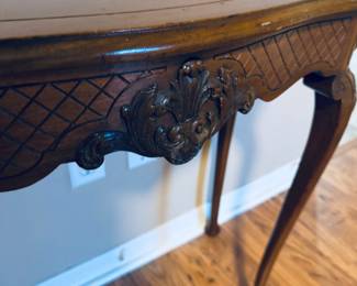 Vintage Mahogany Victorian Tea Table / Entry Foyer Table
Beautiful vintage mahogany table featuring elegant Victorian craftsmanship. Rich wood tones, ornate carved details, and graceful curved legs make it perfect as a tea table, entryway centerpiece, or accent piece in any classic décor.