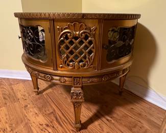 Hollywood Regency Rococo-Style Round Gilt Wood Drum Table
Also known as the French Heritage “Hermans” Table, this stunning piece features ornate Rococo carvings and a rich gilt finish. Round drum design with elegant detailing — a beautiful example of Hollywood Regency glamour and French craftsmanship. Excellent condition, timeless statement piece.