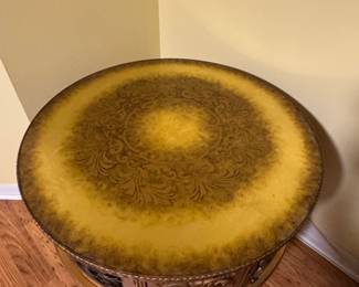 Hollywood Regency Rococo-Style Round Gilt Wood Drum Table
Also known as the French Heritage “Hermans” Table, this stunning piece features ornate Rococo carvings and a rich gilt finish. Round drum design with elegant detailing — a beautiful example of Hollywood Regency glamour and French craftsmanship. Excellent condition, timeless statement piece.