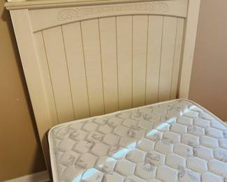 Coastal White Shiplap Twin Bed Set
Includes twin headboard with panel shiplap design, matching mattress, box spring, and rails. Fresh coastal style — clean, bright, and in excellent condition.