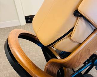 Stressless Beige Leather Reclining Chair
High-end genuine leather recliner by Stressless. Soft beige tone, smooth reclining action, and exceptional comfort. Excellent condition — premium Scandinavian craftsmanship and timeless style.