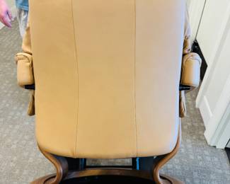 Stressless Beige Leather Reclining Chair
High-end genuine leather recliner by Stressless. Soft beige tone, smooth reclining action, and exceptional comfort. Excellent condition — premium Scandinavian craftsmanship and timeless style.